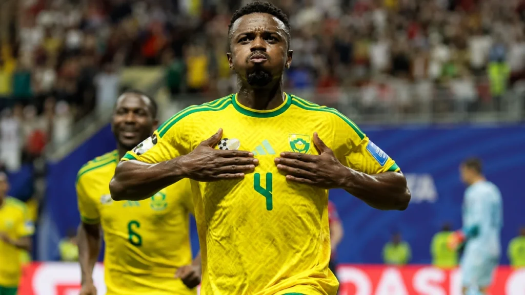 Chequia y Sudáfrica disputan un balón en el Mundial 2026