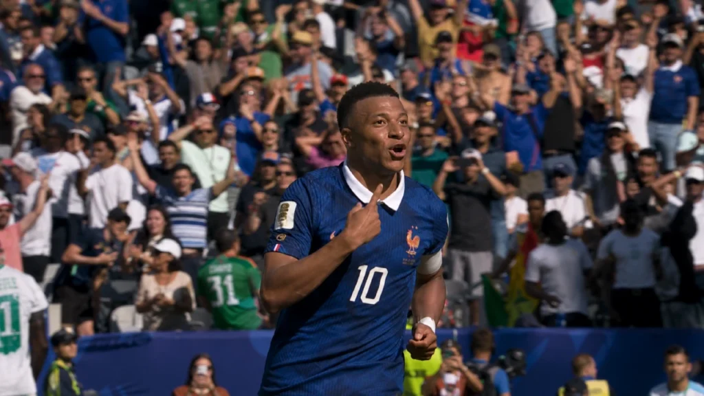 Kylian Mbappé celebra su doblete con Francia ante Senegal en el Mundial 2026