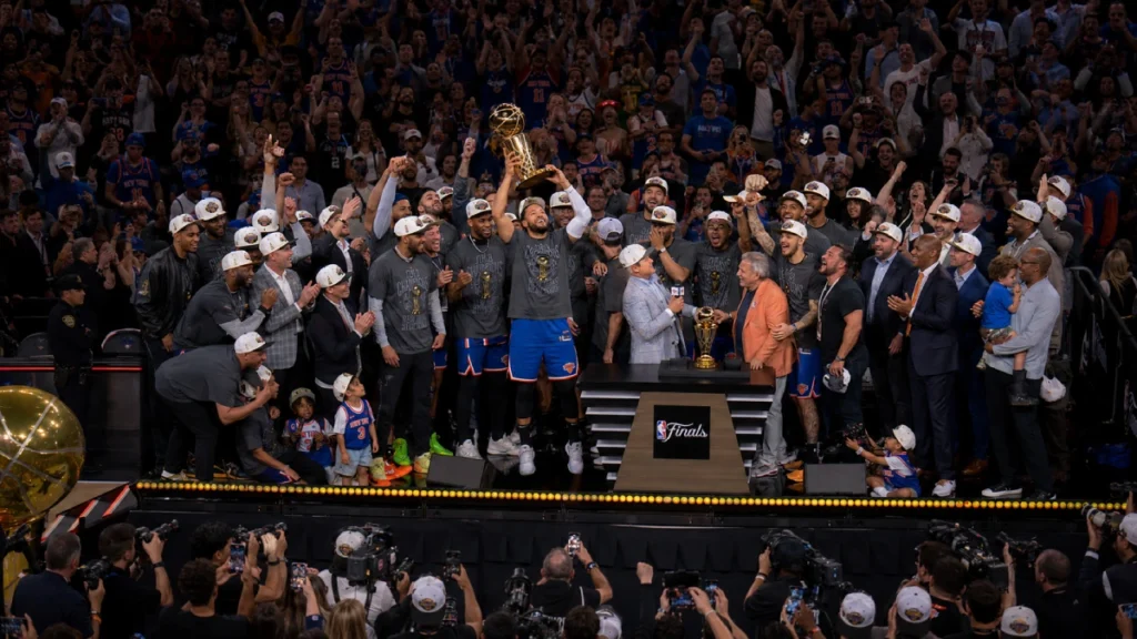 Jalen Brunson celebra el título de New York Knicks tras vencer a San Antonio Spurs en las Finales NBA 2026